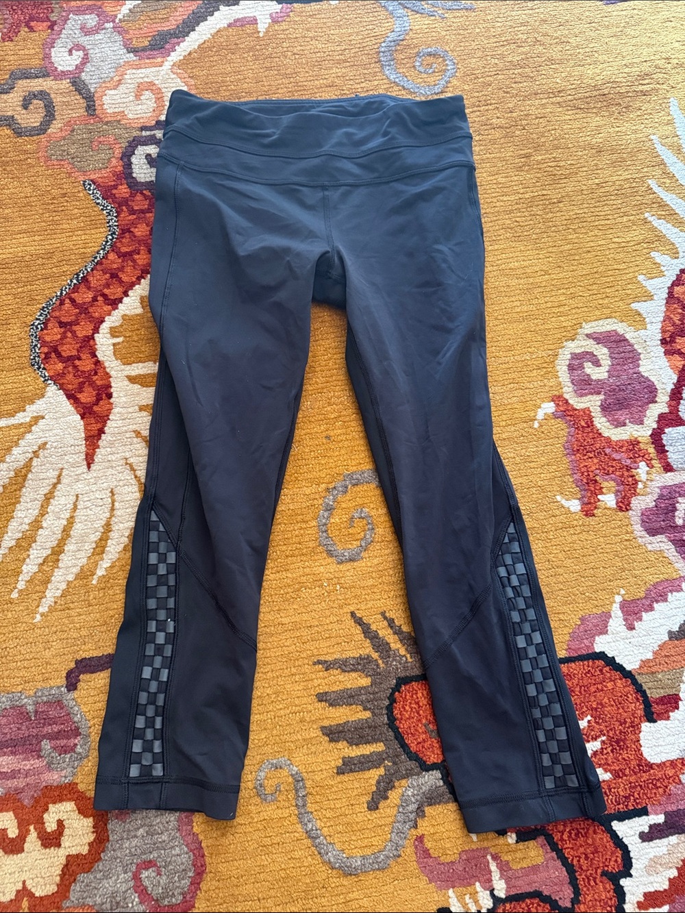 Lululemon leggings crop black. No tag. I THINK 6? Could be 4. These r old school